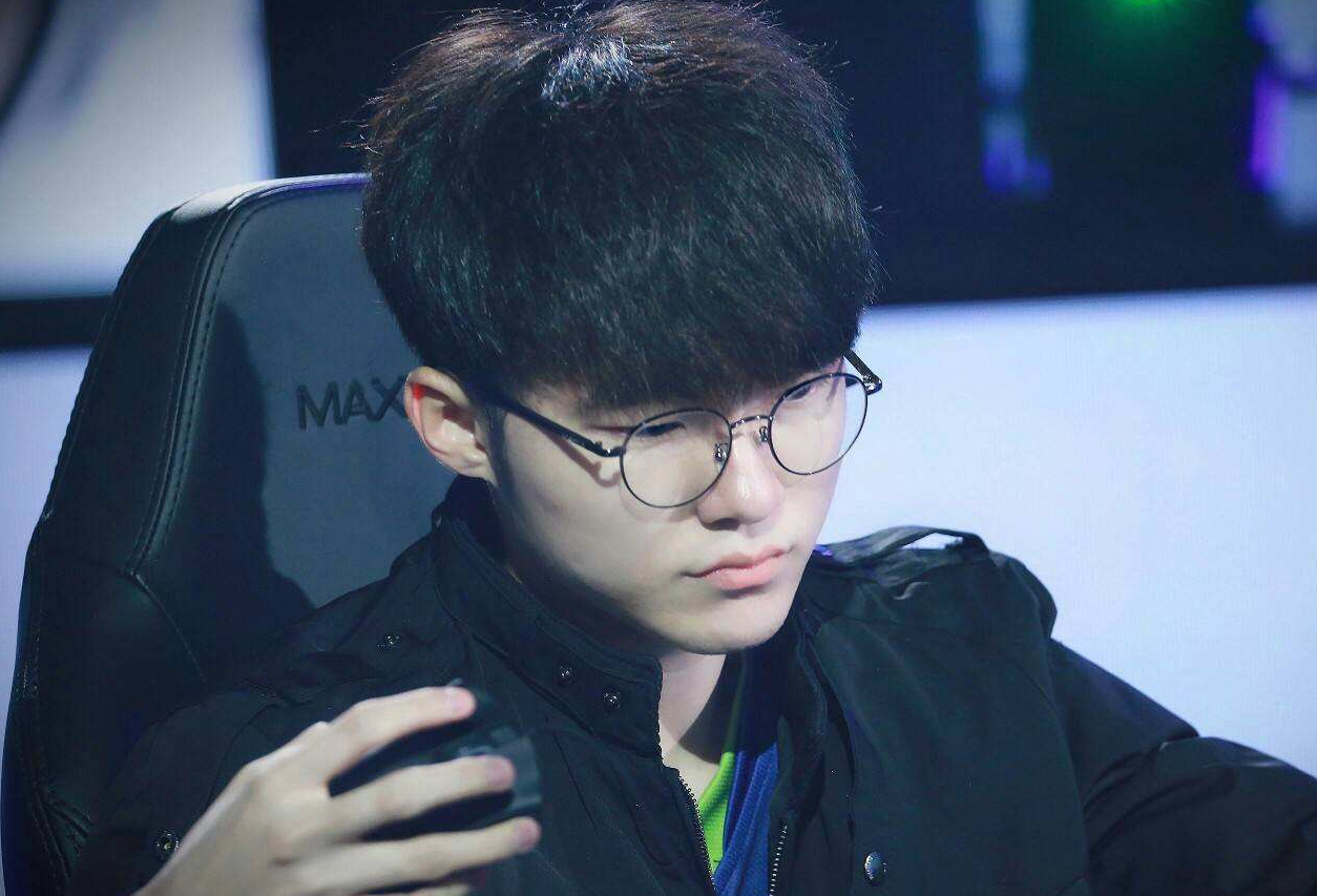 不如说是一